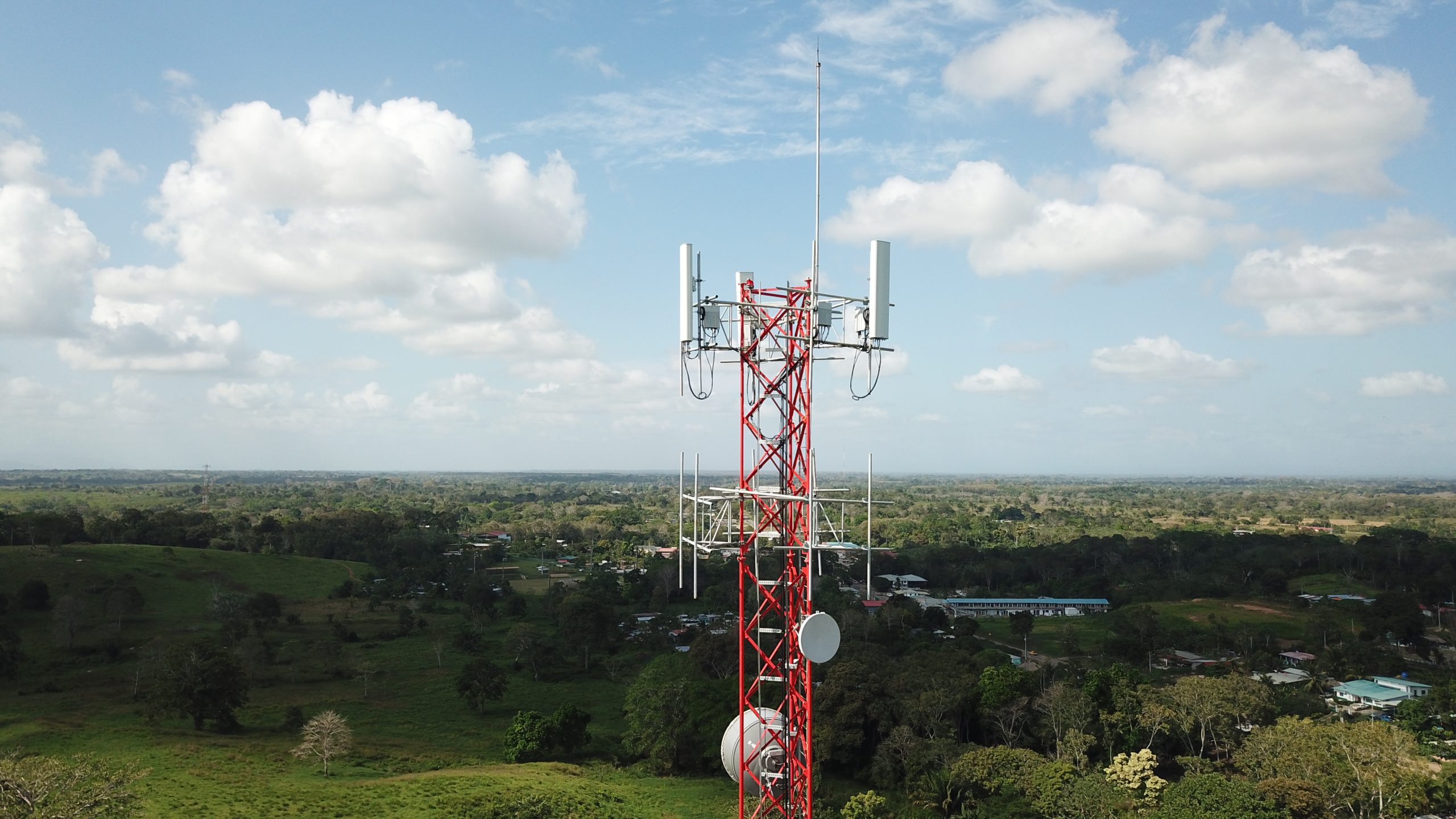 Herrajes y accesorios para el sector de telecomunicación
